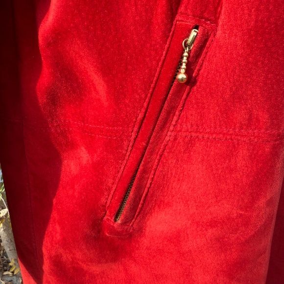 Stunning Vintage 90s Danier red suede coat w/ gold toggles - Picture 8 of 14